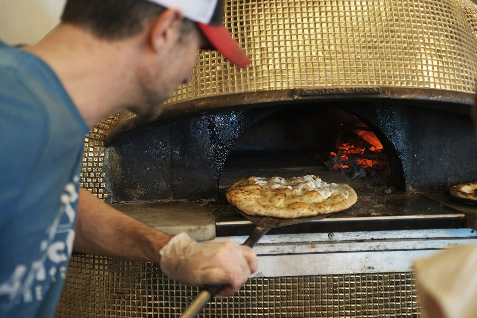 Pizzaiolo am Holzofen